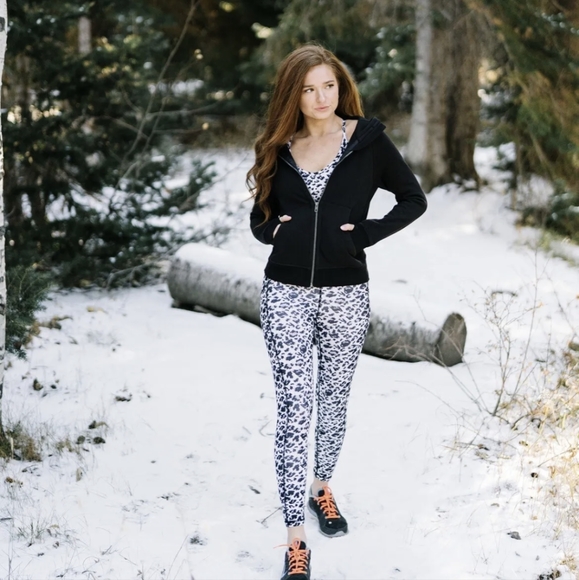 Zyia Active Black White Snow Leopard Print Brilliant Pocket Workout Leggings NWT - Picture 2 of 4